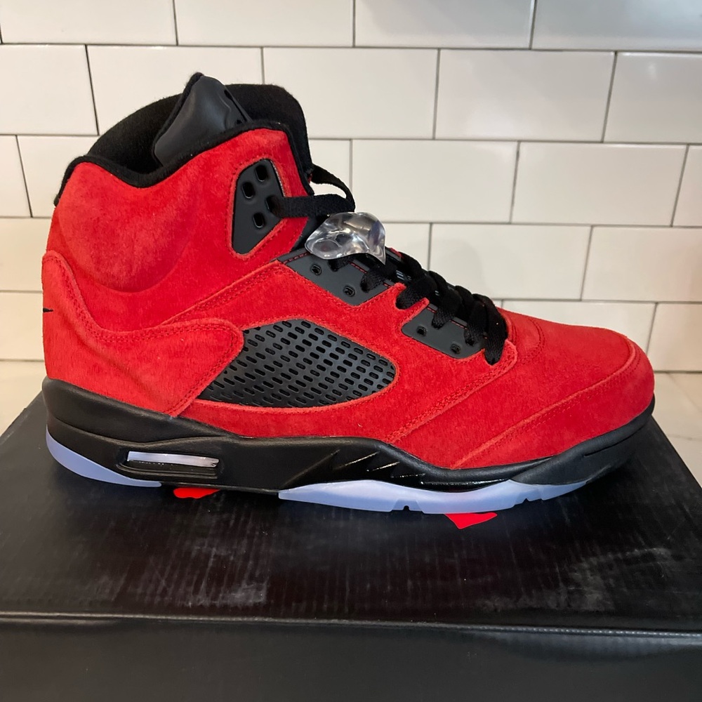 Men’s Jordan Retro 5 Raging Bull Size 11.